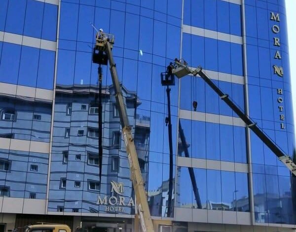 تنظيف الواجهات الزجاجية